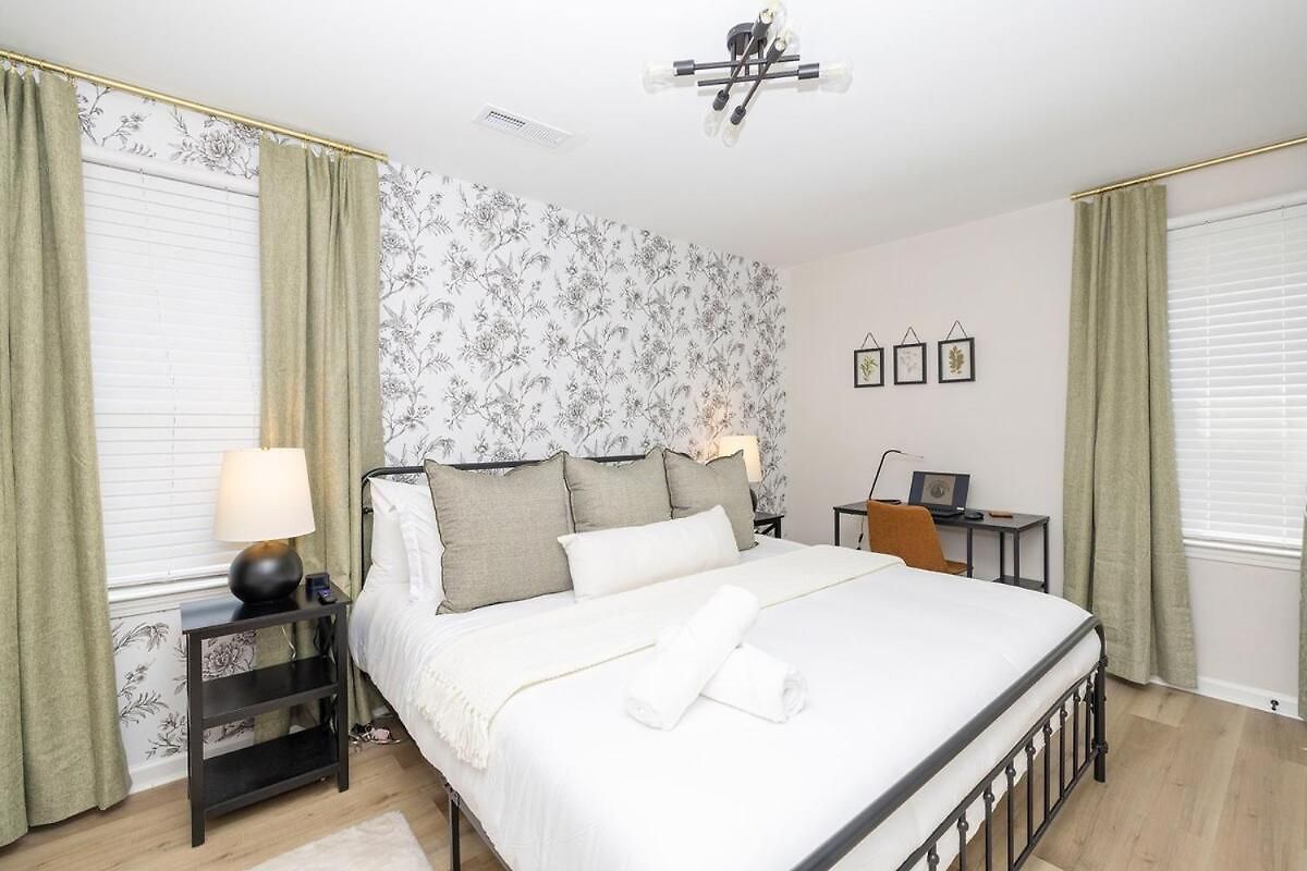 Luxe 3 Bedroom Sleeps 6, With Backyard Oasis