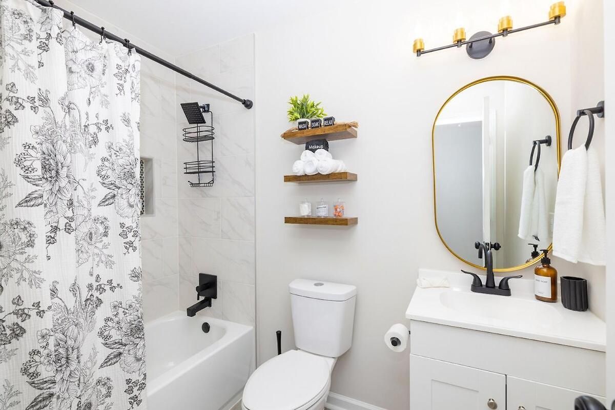 Luxe 3 Bedroom Sleeps 6, With Backyard Oasis Holiday home