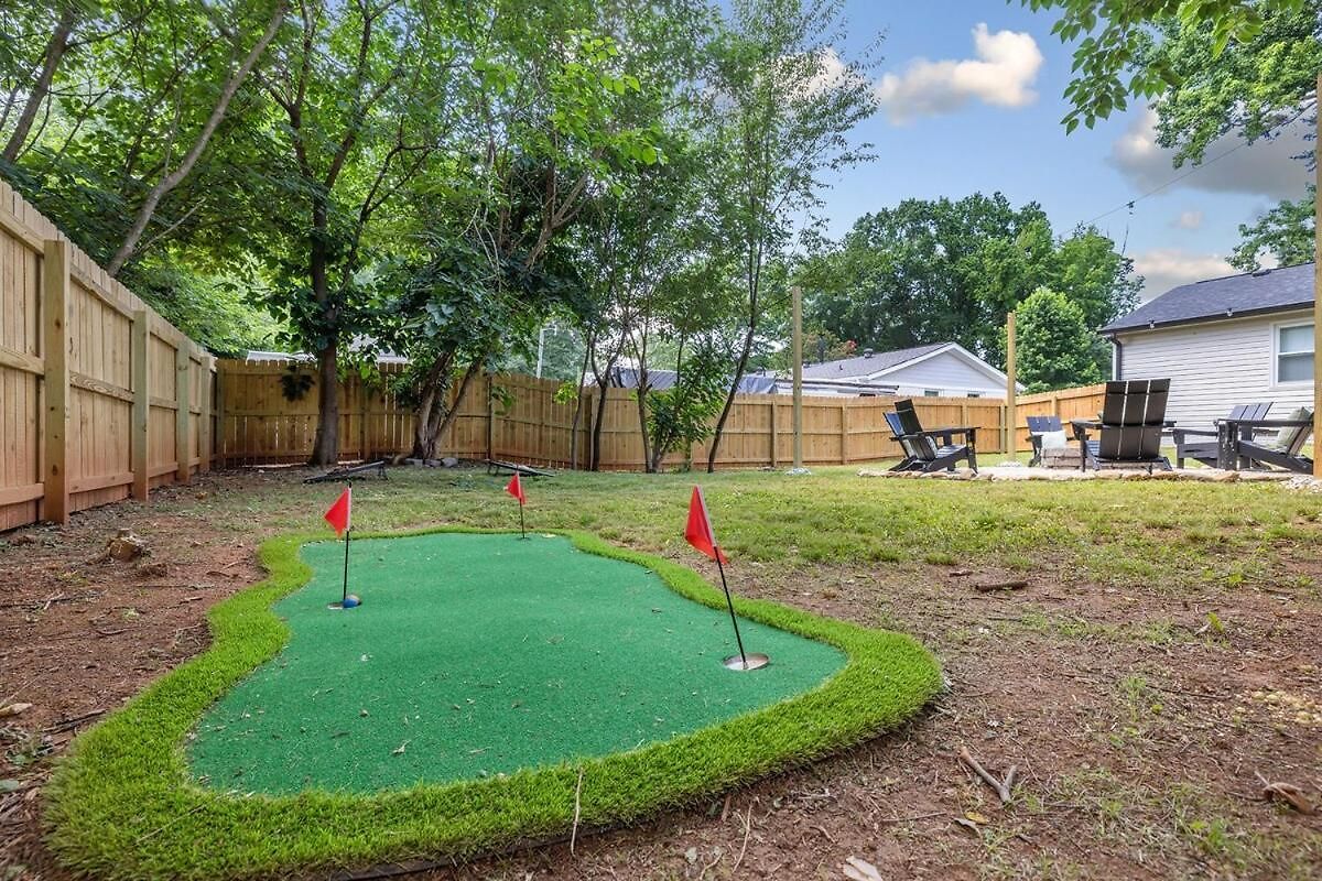 Luxe 3 Bedroom Sleeps 6, With Backyard Oasis *