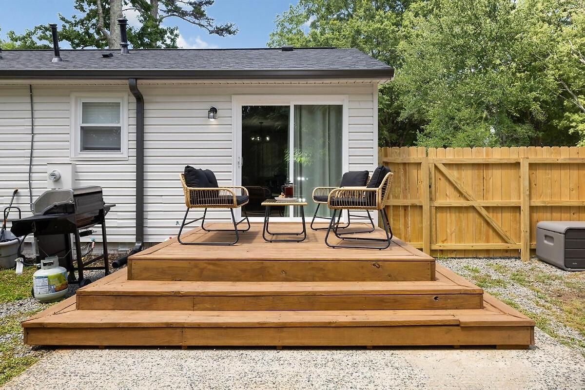 Luxe 3 Bedroom Sleeps 6, With Backyard Oasis
