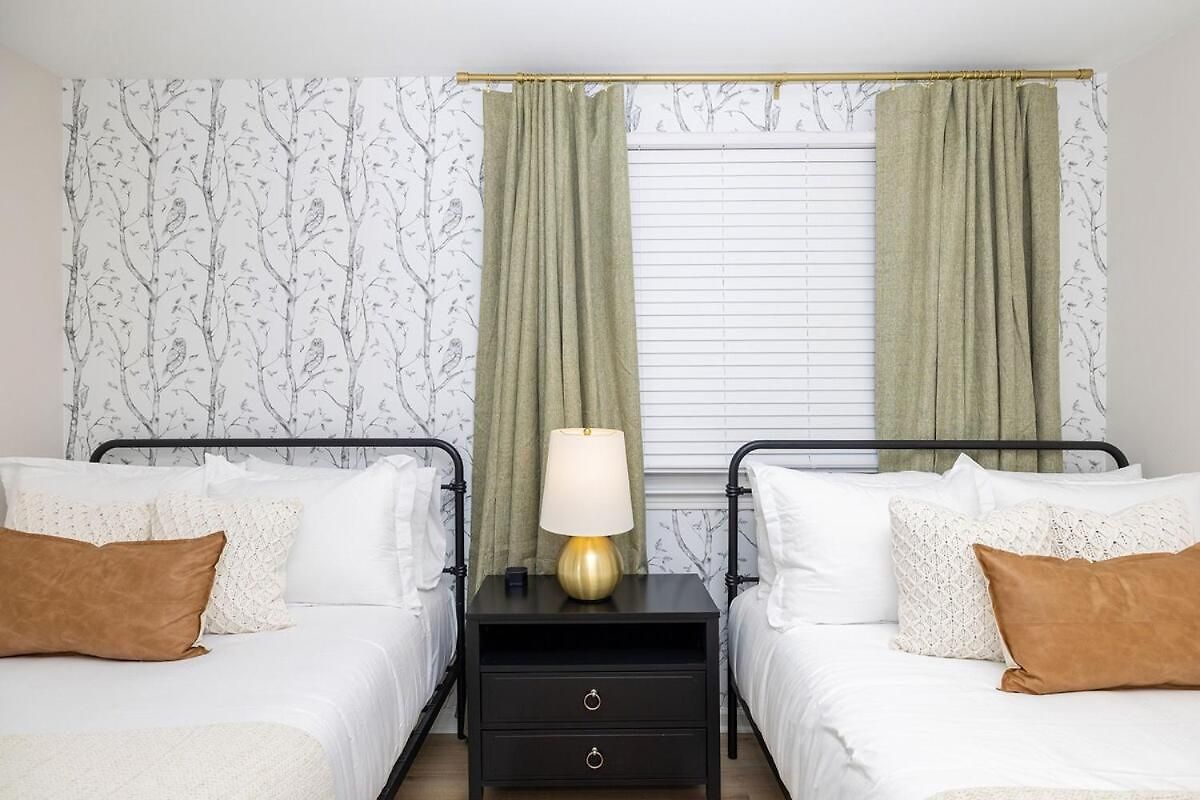Holiday home Luxe 3 Bedroom Sleeps 6, With Backyard Oasis