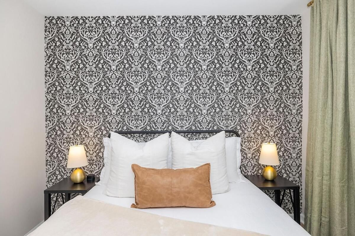 Luxe 3 Bedroom Sleeps 6, With Backyard Oasis * Charlotte