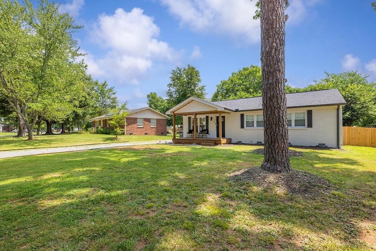 Luxe 3 Bedroom Sleeps 6, With Backyard Oasis