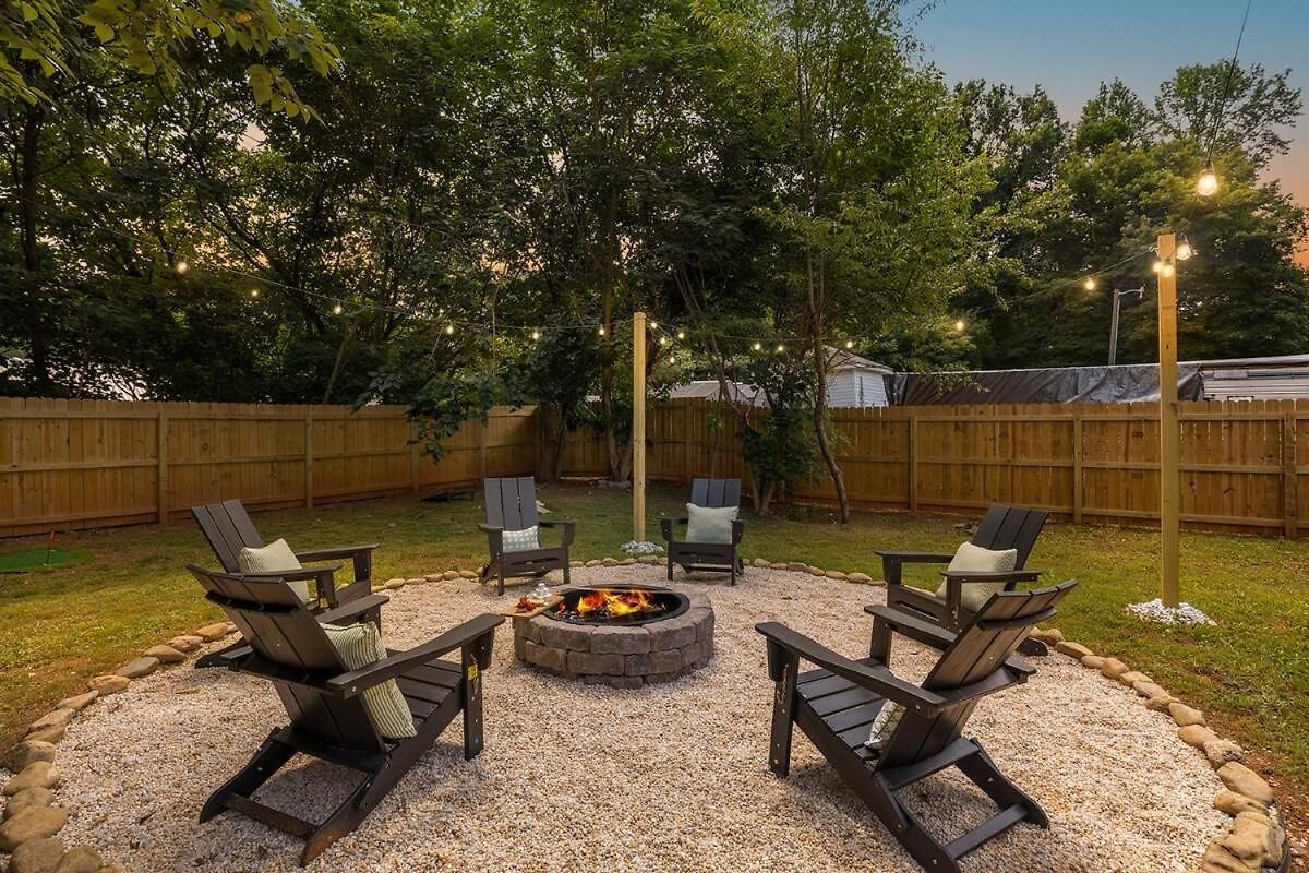 Luxe 3 Bedroom Sleeps 6, With Backyard Oasis Holiday home *