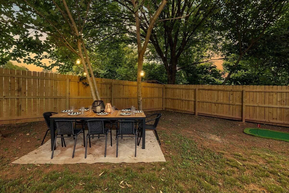 Luxe 3 Bedroom Sleeps 6, With Backyard Oasis