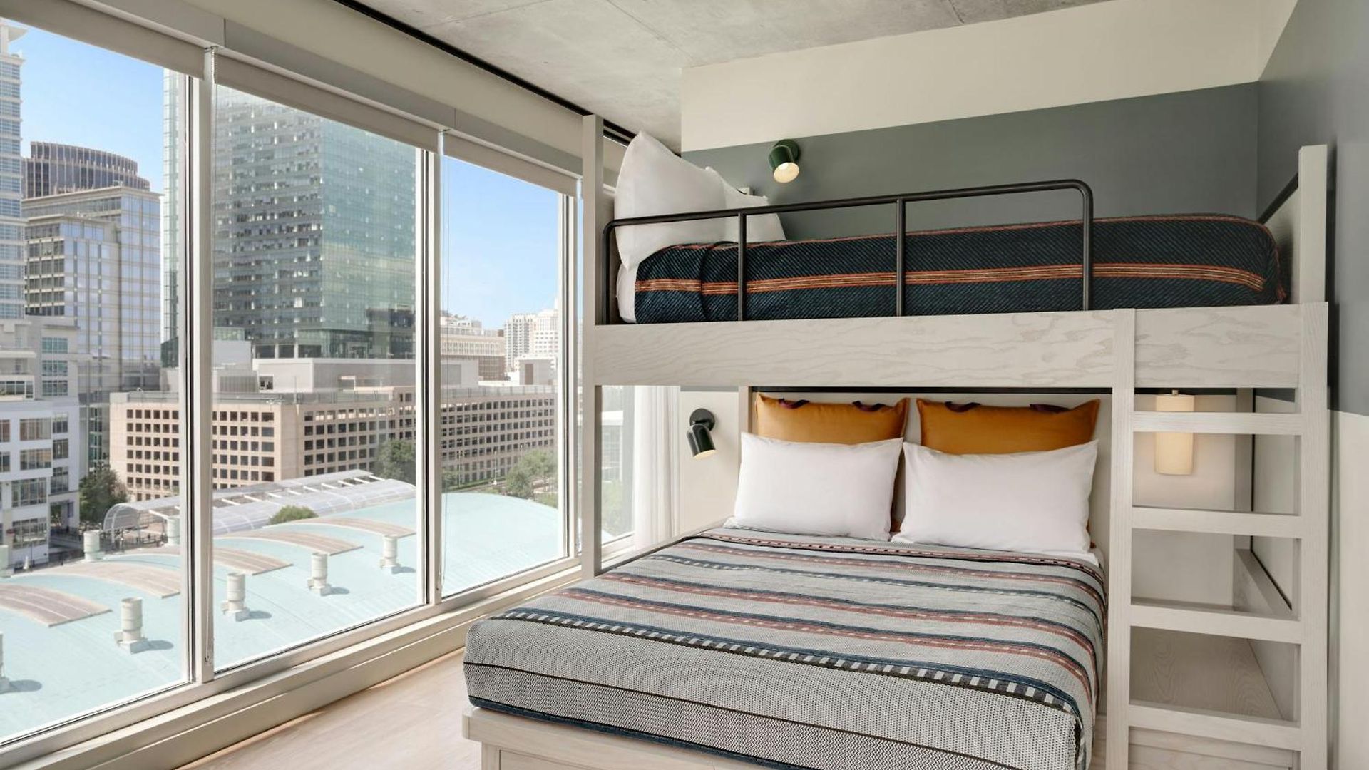 Moxy Downtown Hotel 3*