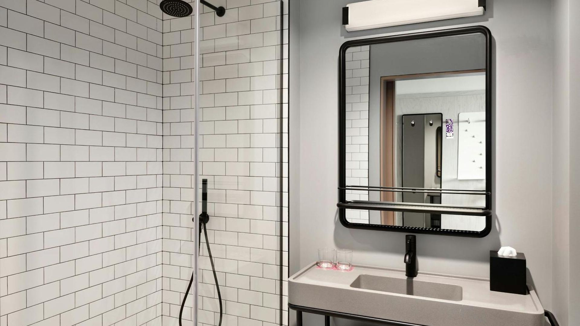 Moxy Downtown Hotel 3*
