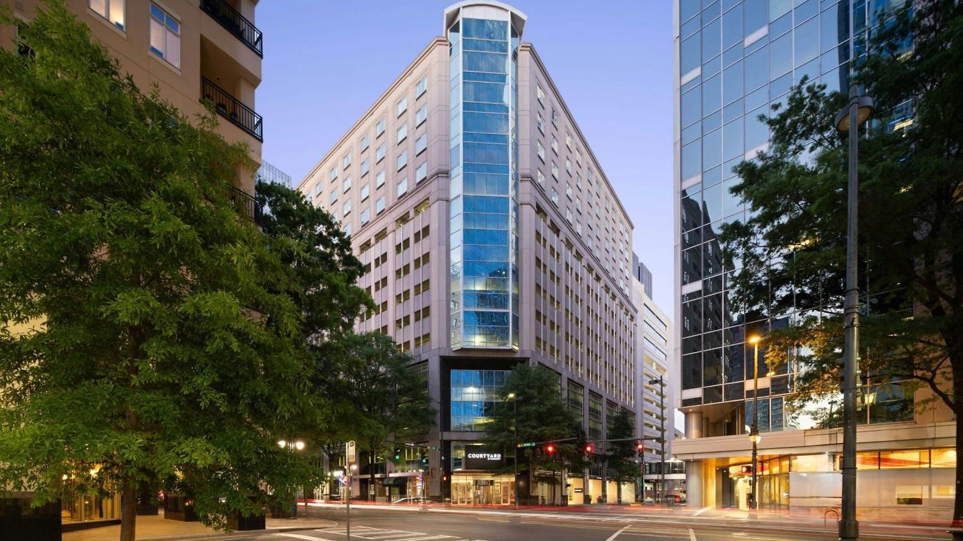 Courtyard Center Hotel 3*