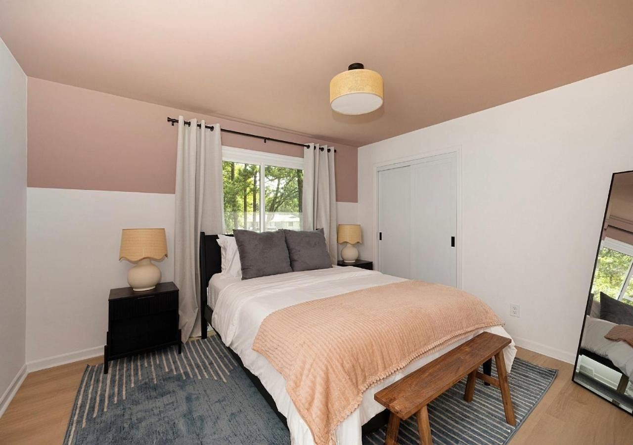 Newly Renovated-private Pool & Huge Deck Holiday home *