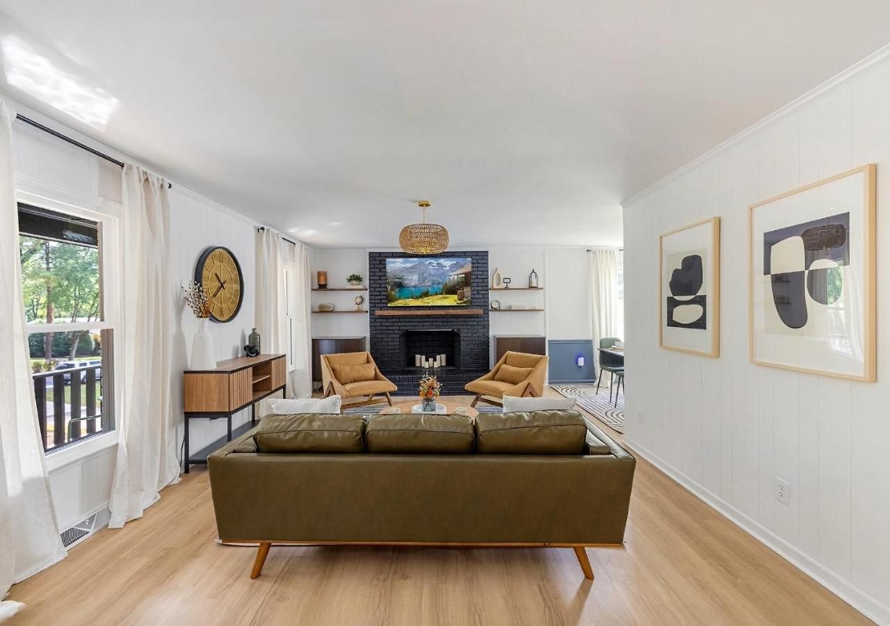 Newly Renovated-private Pool & Huge Deck Holiday home *
