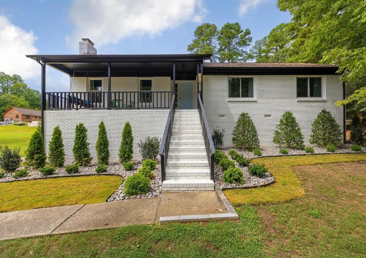 Newly Renovated-private Pool & Huge Deck Holiday home Charlotte