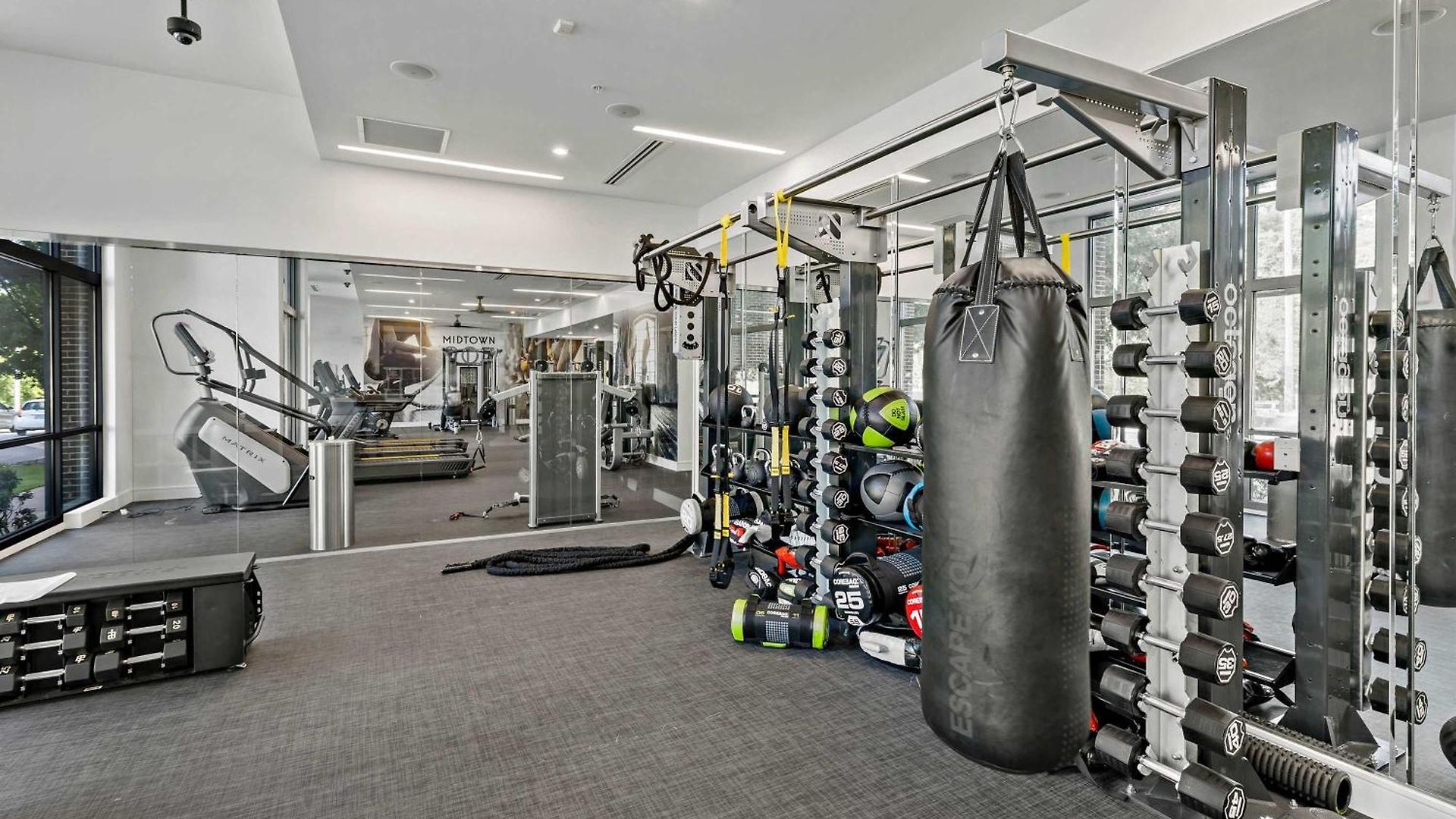 Urban Comfort 1bd Sleeps 6 Dt 5 Min Gym & Parking * Charlotte