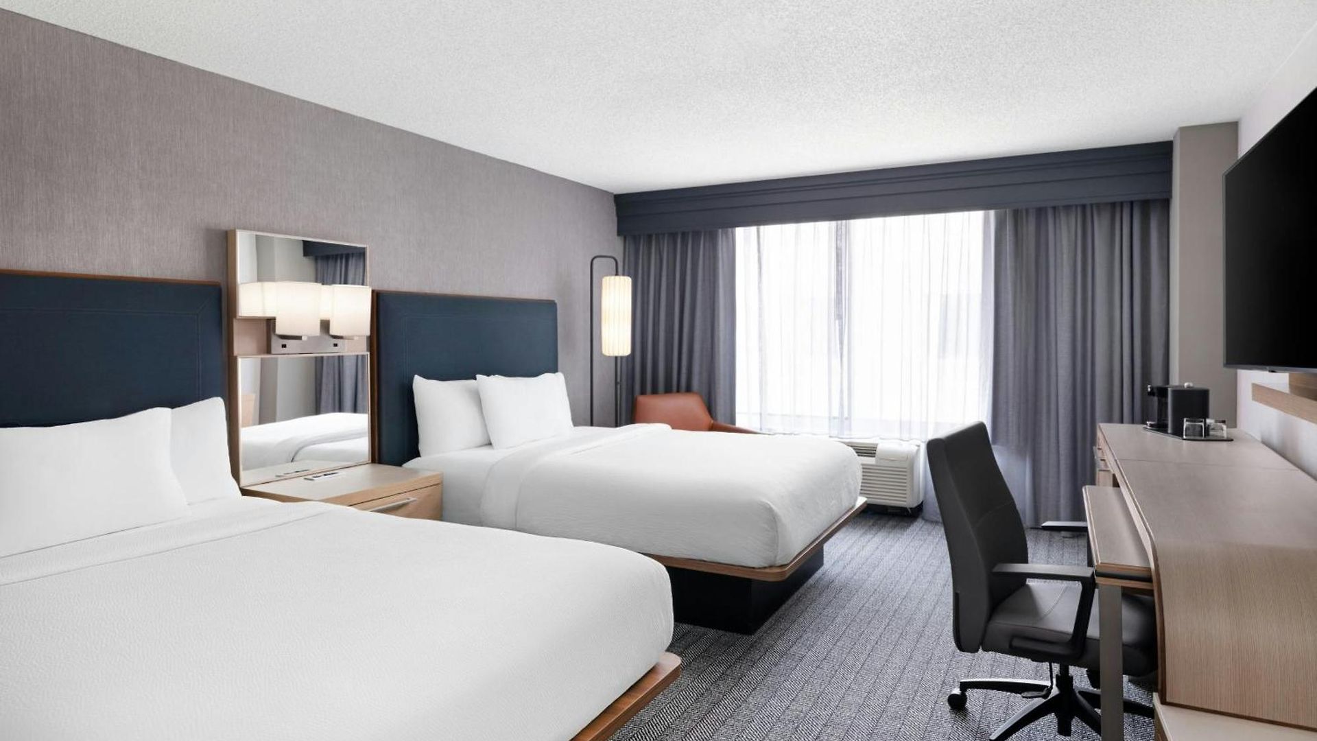 Courtyard Center Hotel 3*