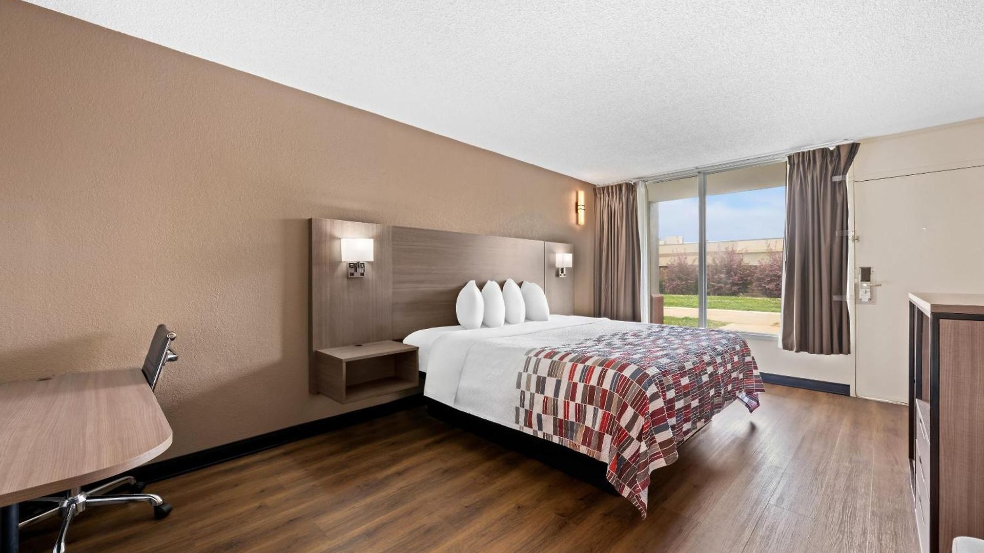Motel Red Roof - Airport 2*