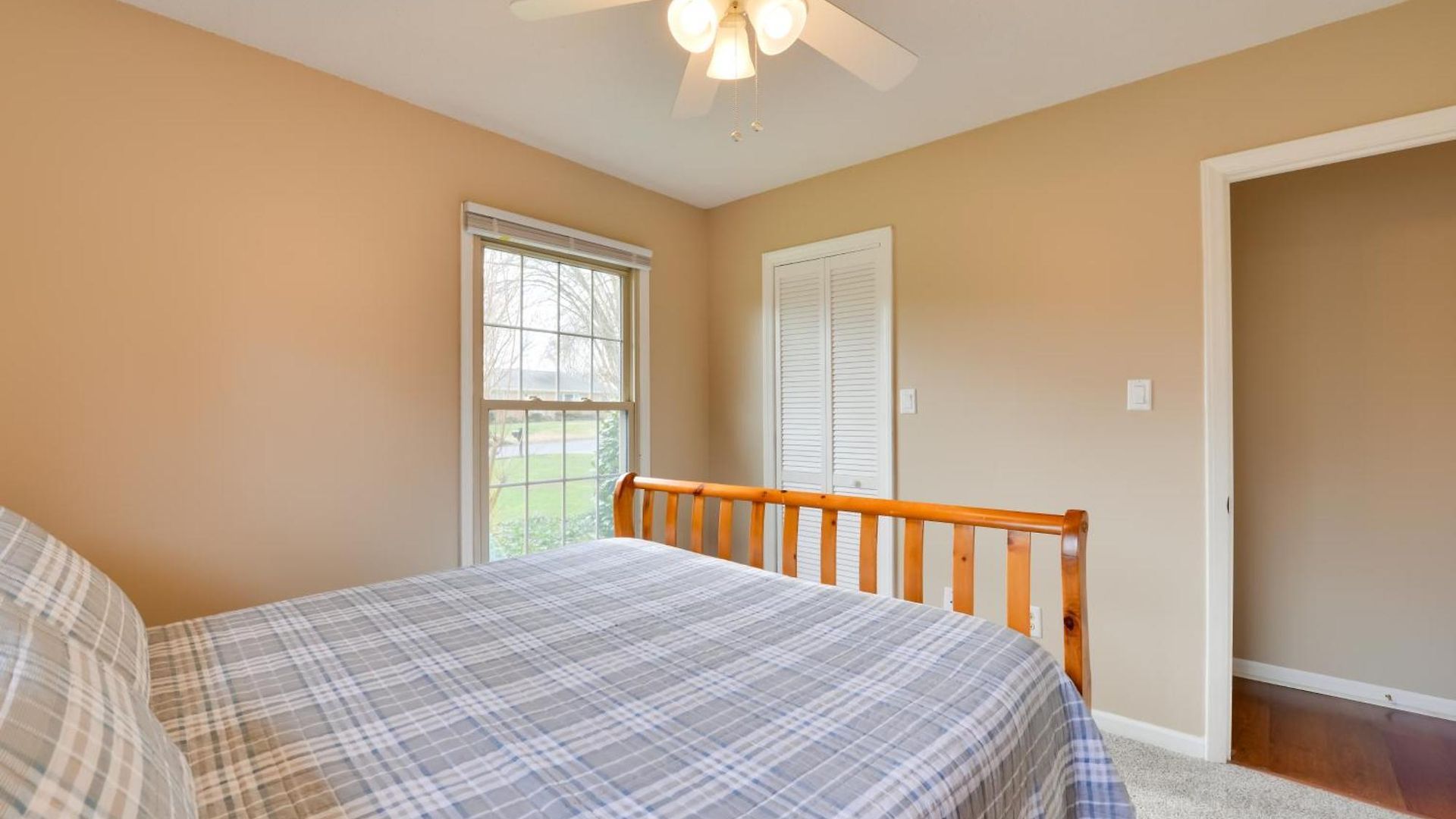 Holiday home Cozy W/ Fenced Yard < 1 Mi Downtown Matthews!