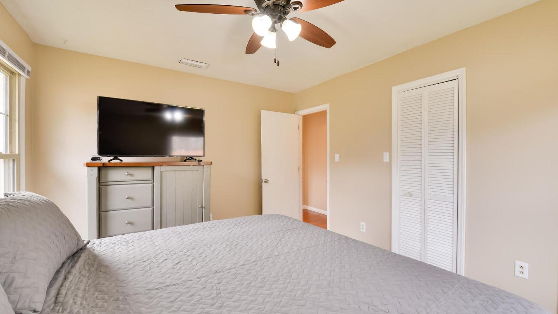 Holiday home Cozy W/ Fenced Yard < 1 Mi Downtown Matthews! *