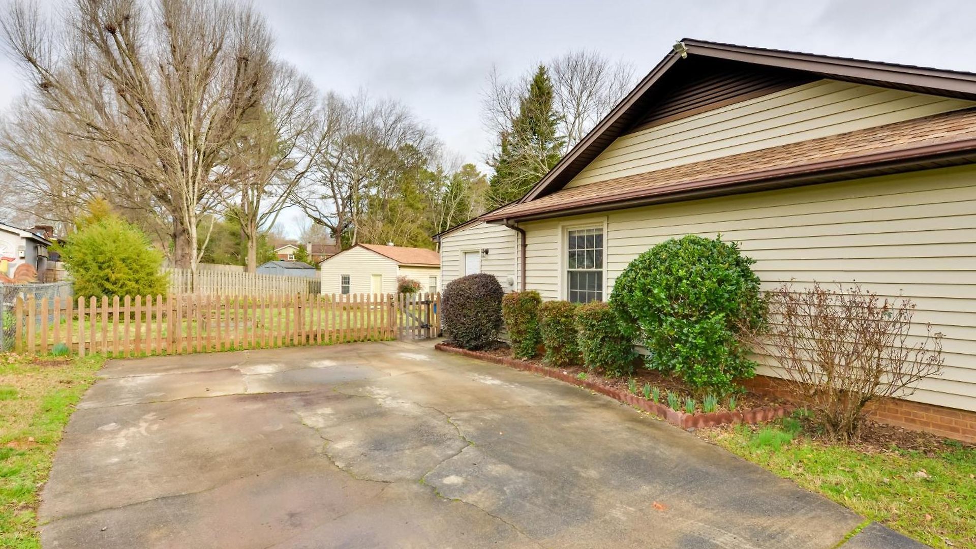 Holiday home Cozy W/ Fenced Yard < 1 Mi Downtown Matthews!