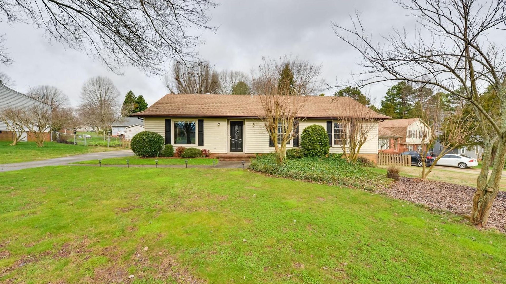 Holiday home Cozy W/ Fenced Yard < 1 Mi Downtown Matthews! Charlotte