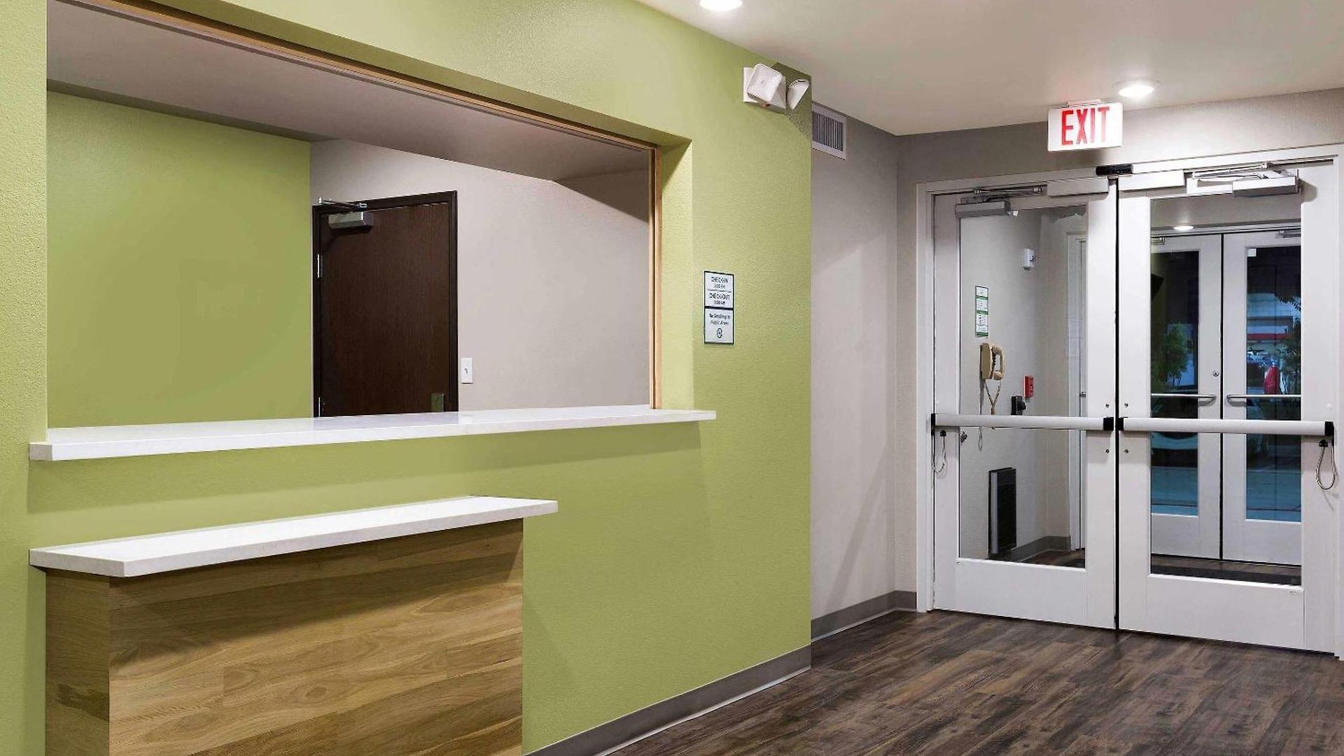 Hotel Woodspring Airport 3*