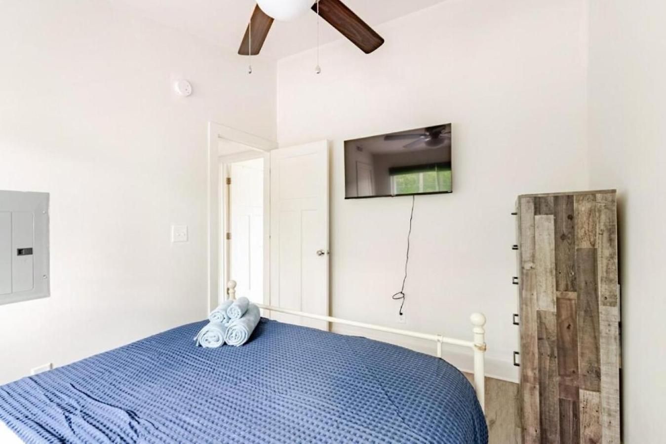 Chic 2br Townhouse With Smart Tv Close To Apartment