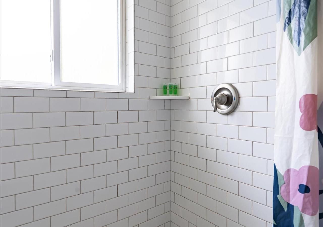 Sleek 2br Townhouse, Stones Throw To Uptown Apartment *