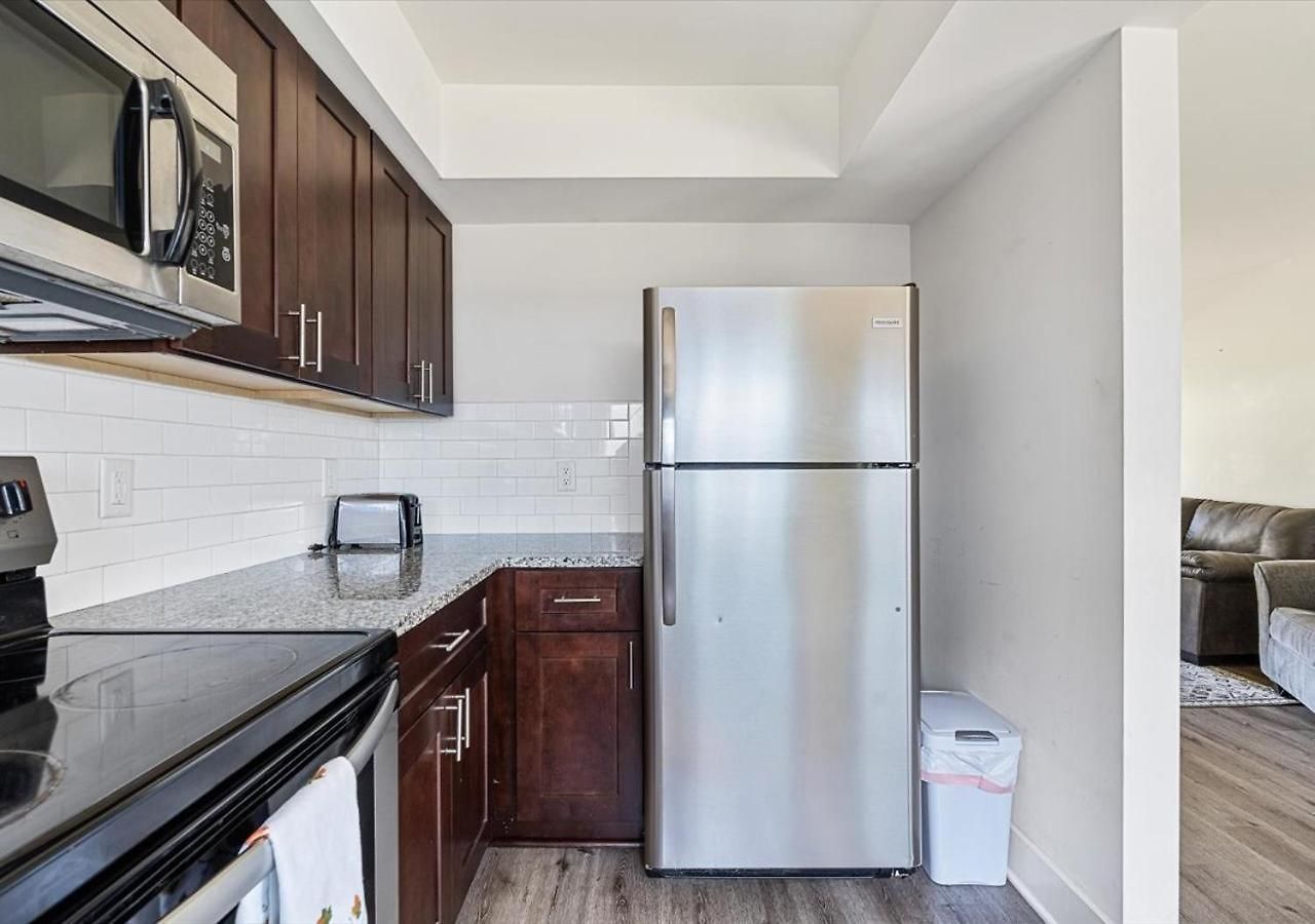 Apartment Sleek 2br Townhouse, Stones Throw To Uptown *