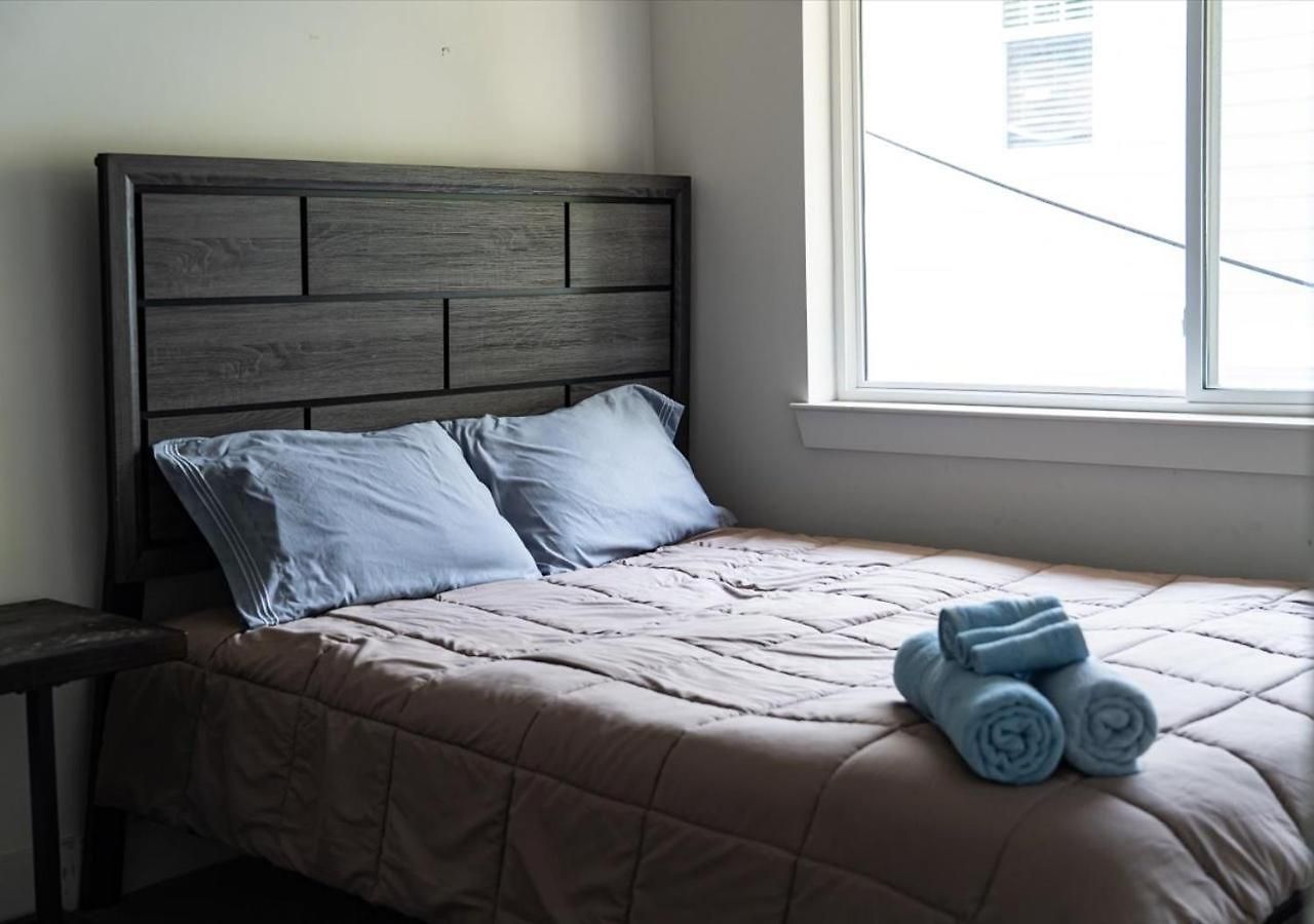 Sleek 2br Townhouse, Stones Throw To Uptown Apartment