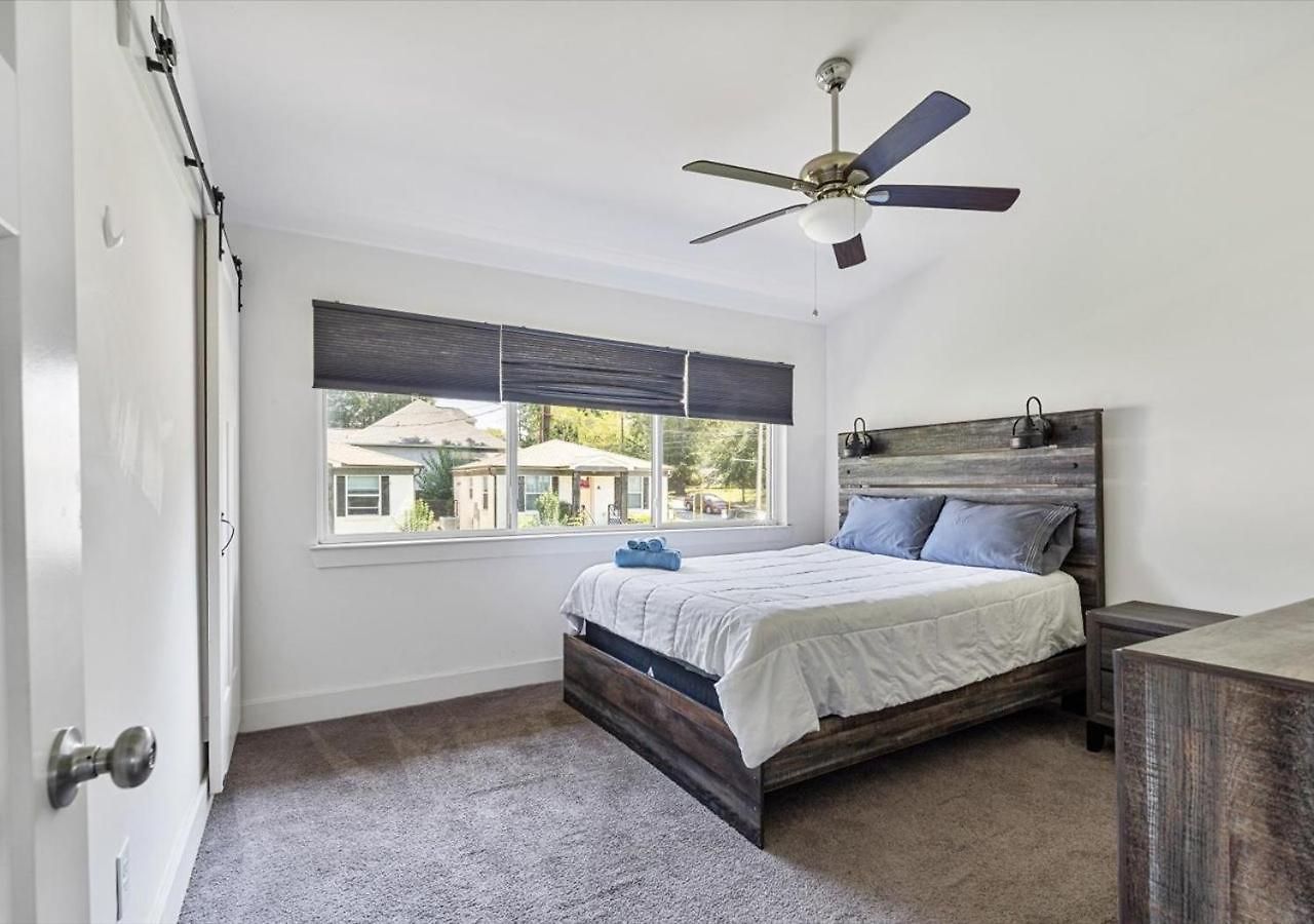 Sleek 2br Townhouse, Stones Throw To Uptown Apartment *
