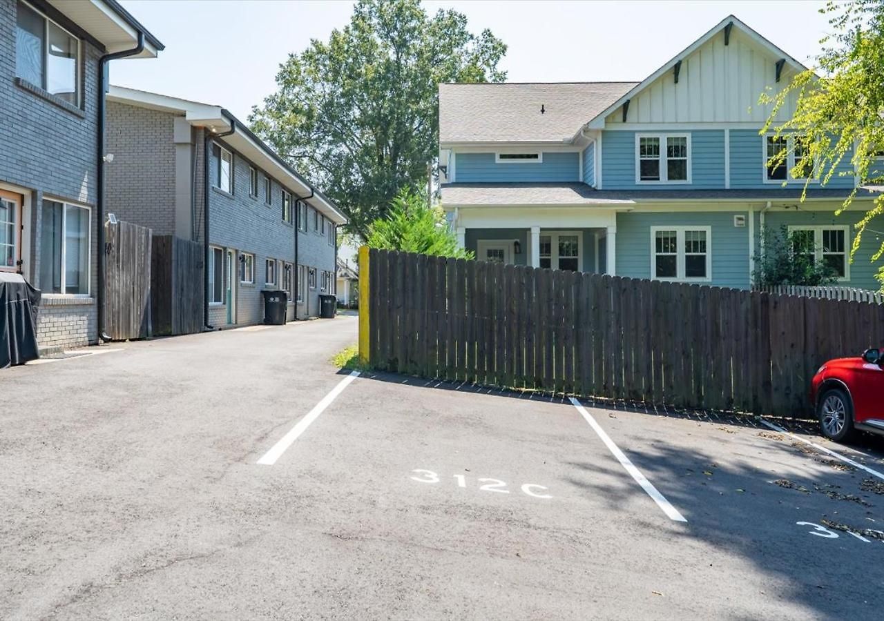Sleek 2br Townhouse, Stones Throw To Uptown
