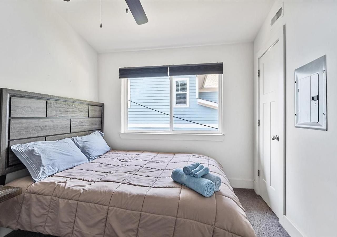 Apartment Sleek 2br Townhouse, Stones Throw To Uptown *