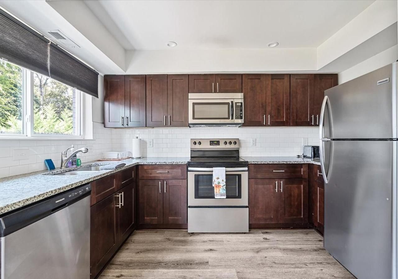 Sleek 2br Townhouse, Stones Throw To Uptown Apartment