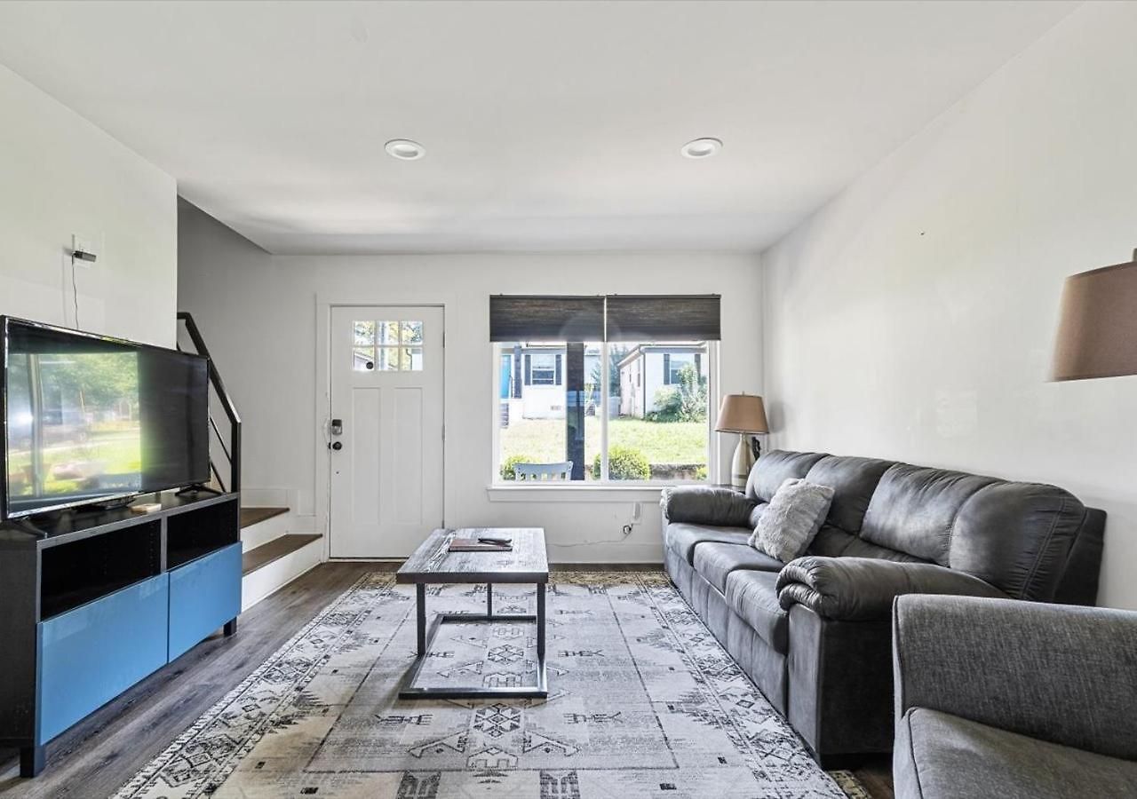 Apartment Sleek 2br Townhouse, Stones Throw To Uptown *