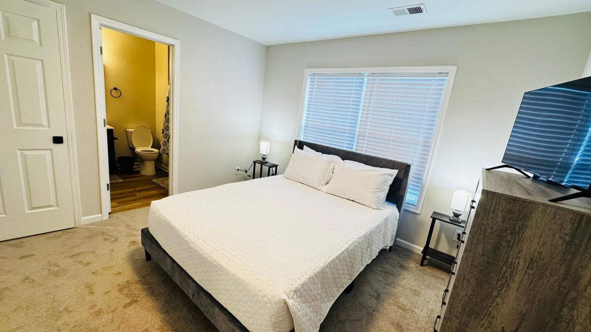 Vacay Escape, Private In With Shared Common Spaces