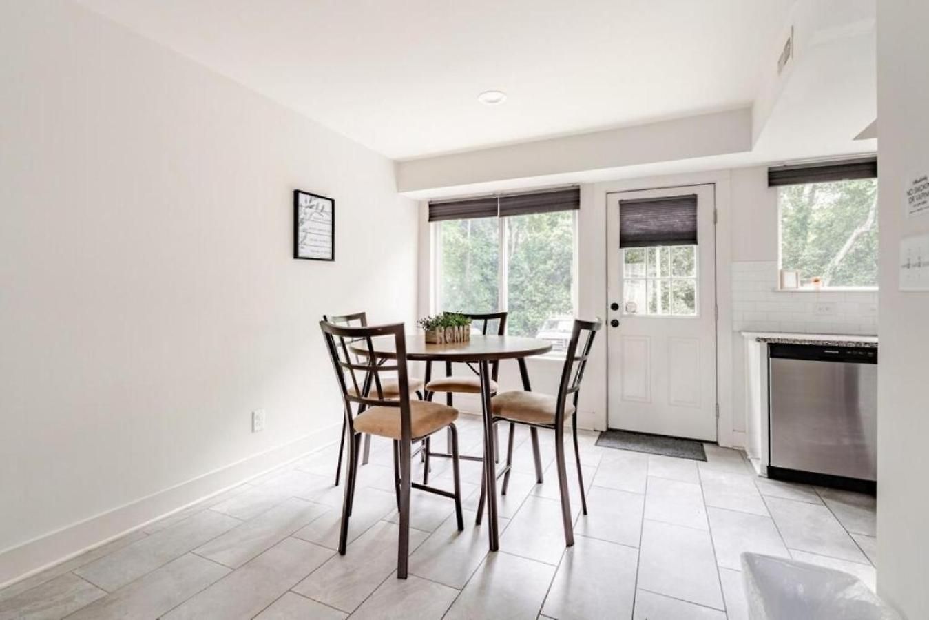 Chic 2br Townhouse With Smart Tv Close To Apartment