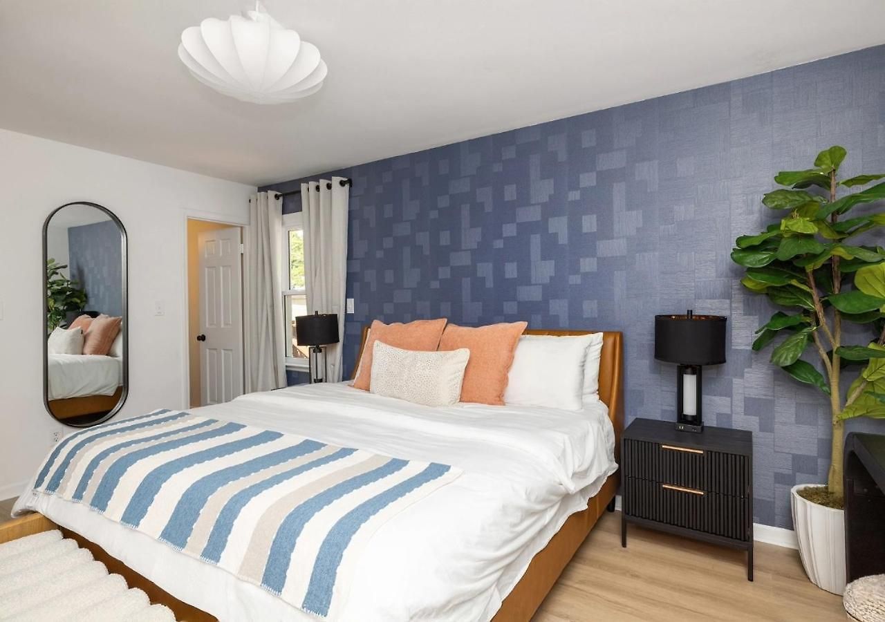 Newly Renovated-private Pool & Huge Deck Holiday home *