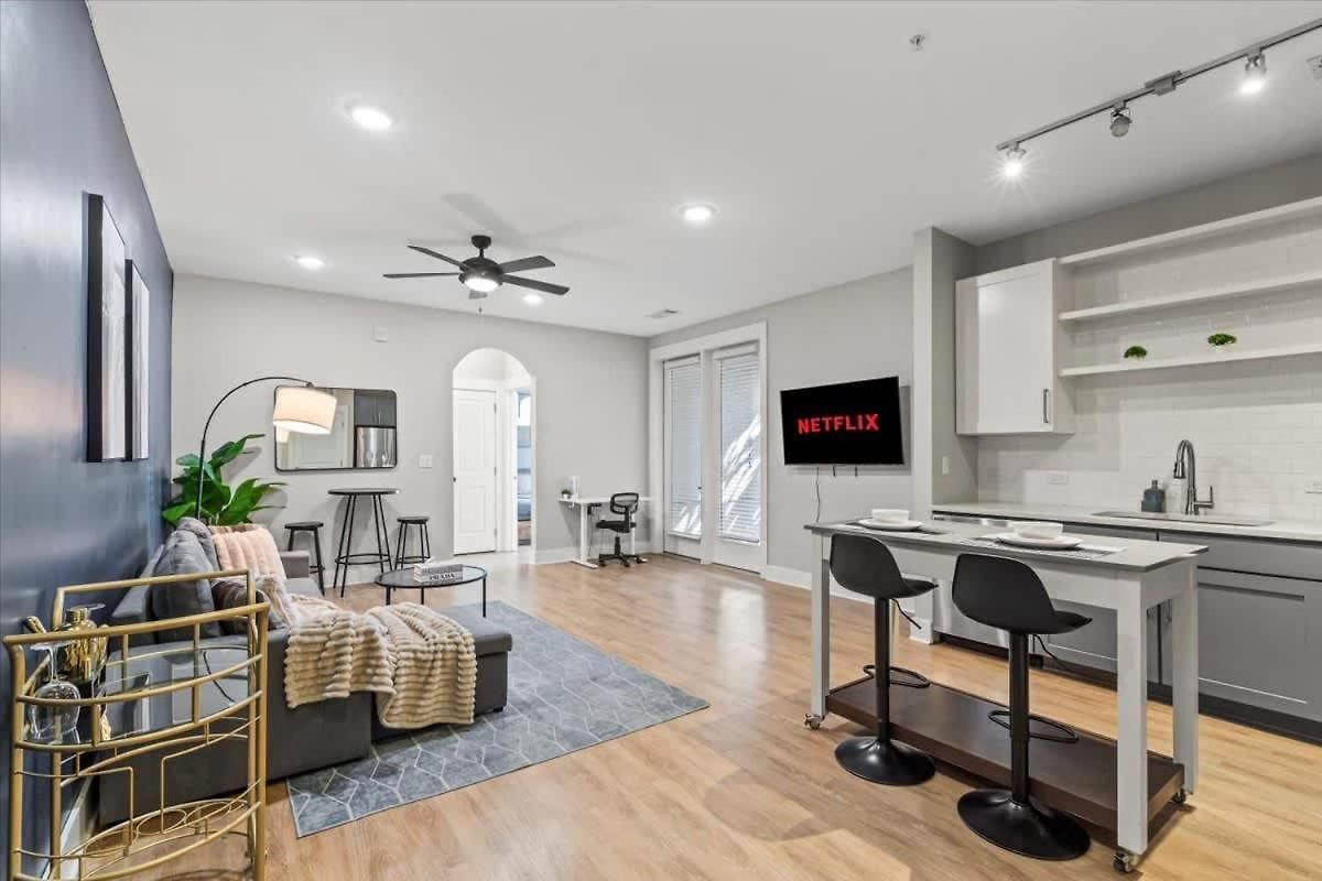 Luxe 1br In Waverly Apartment *