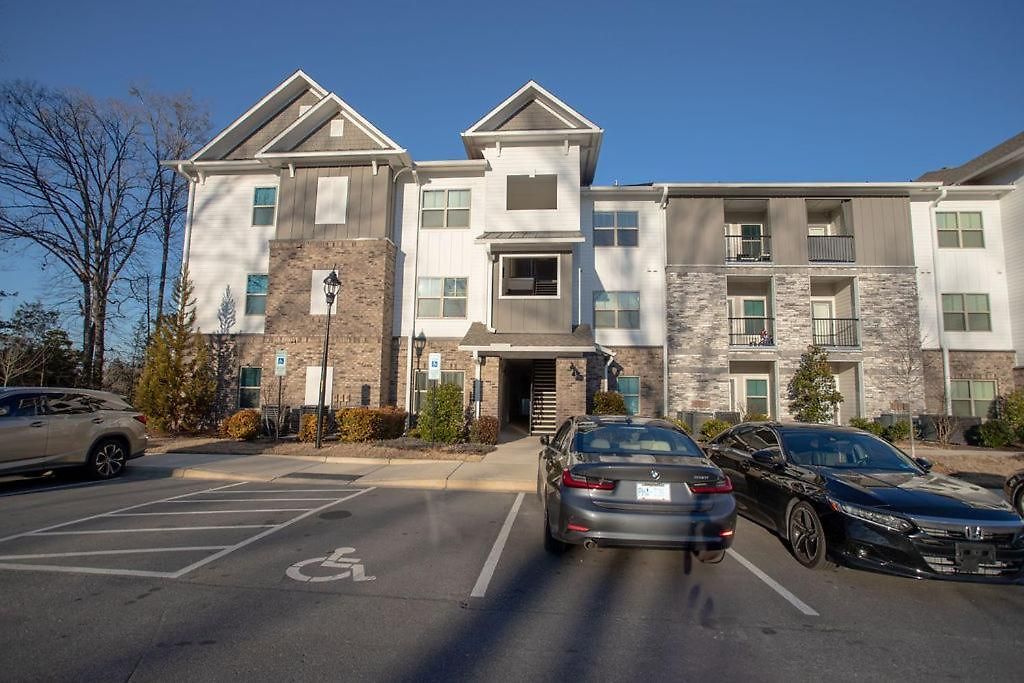 Beautiful In Concord With Swimming Pool And Gymn Apartment *