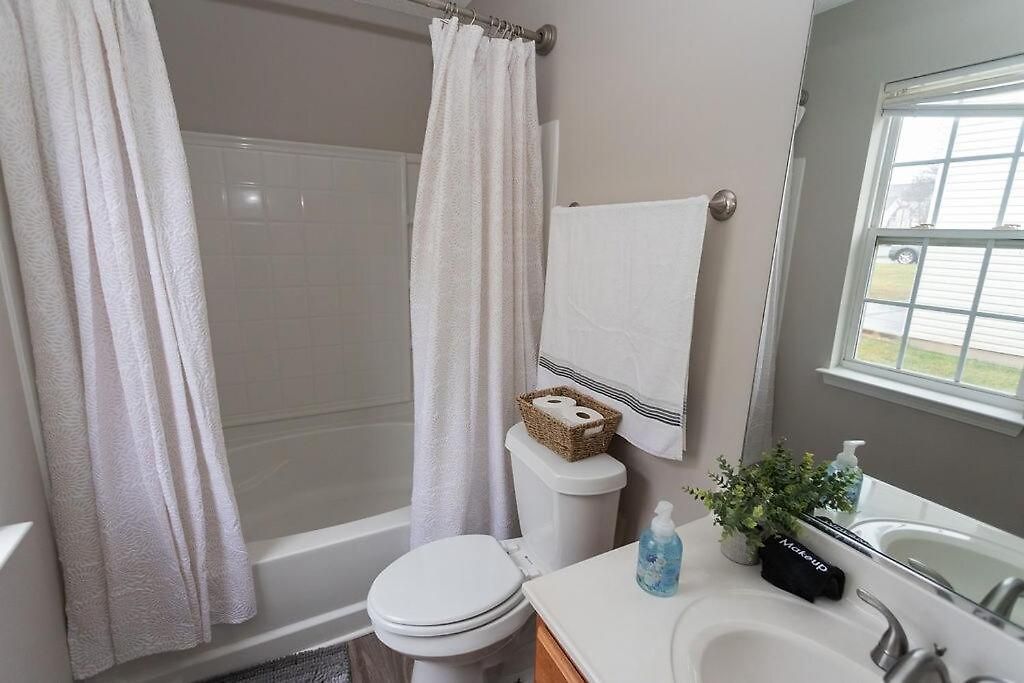 3 Bedroom House 10 Mins To Uptown *
