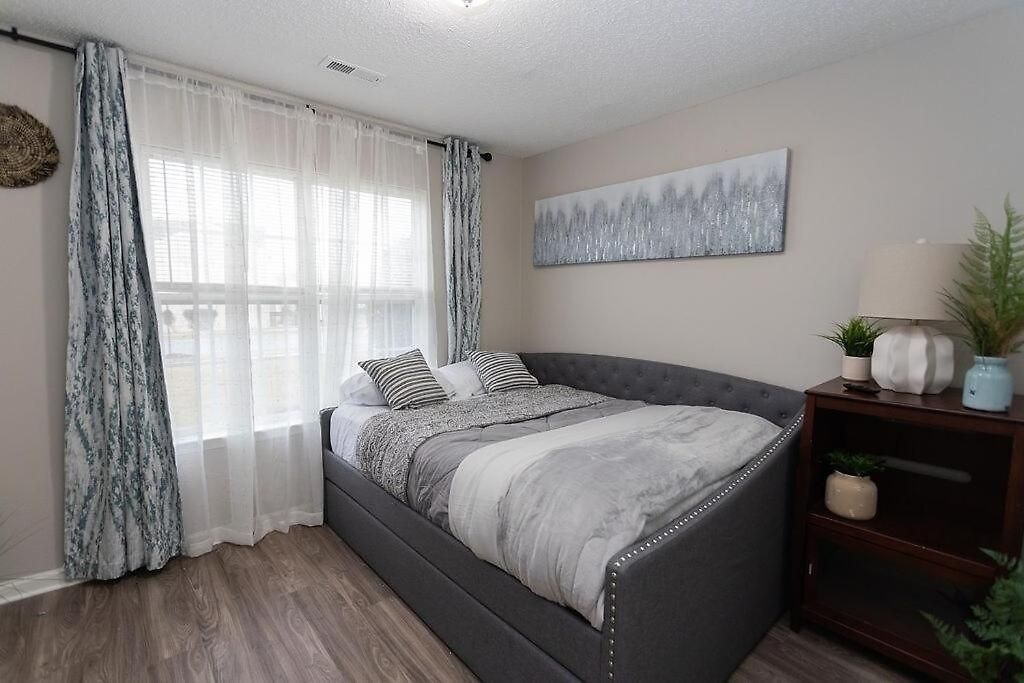 3 Bedroom House 10 Mins To Uptown *