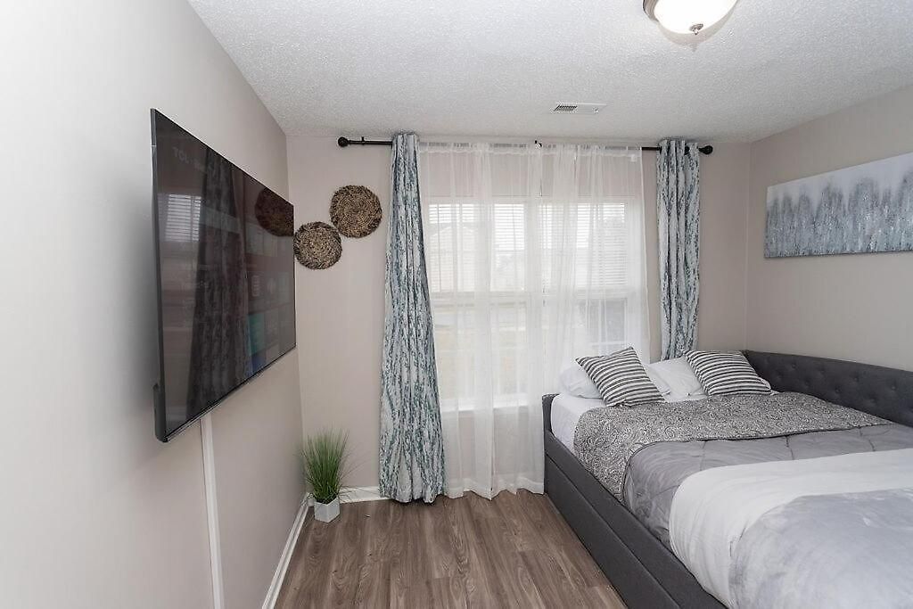 3 Bedroom House 10 Mins To Uptown