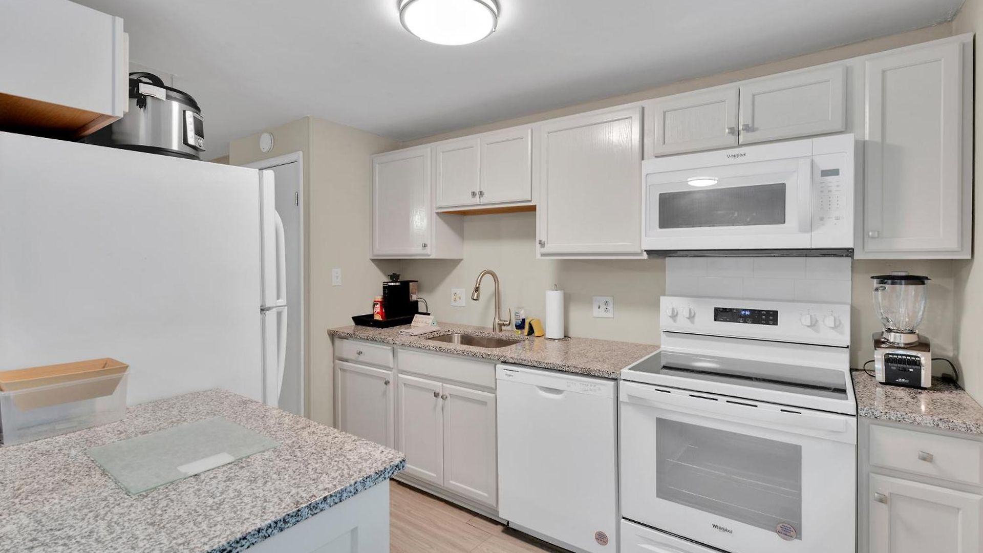 Spacious Uptown 3br - Game - Deck - Kingbed