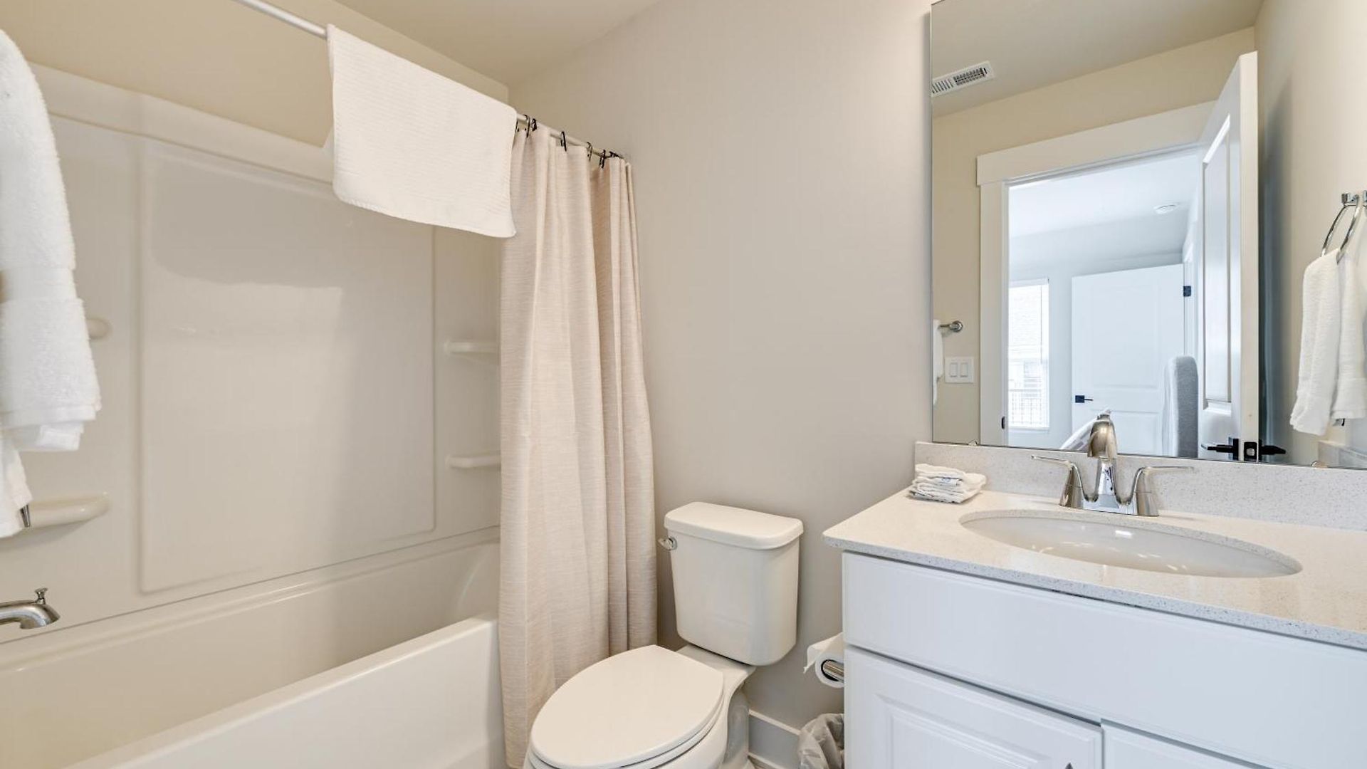 2 Mi To Uptown Charlotte: Family Townhome!