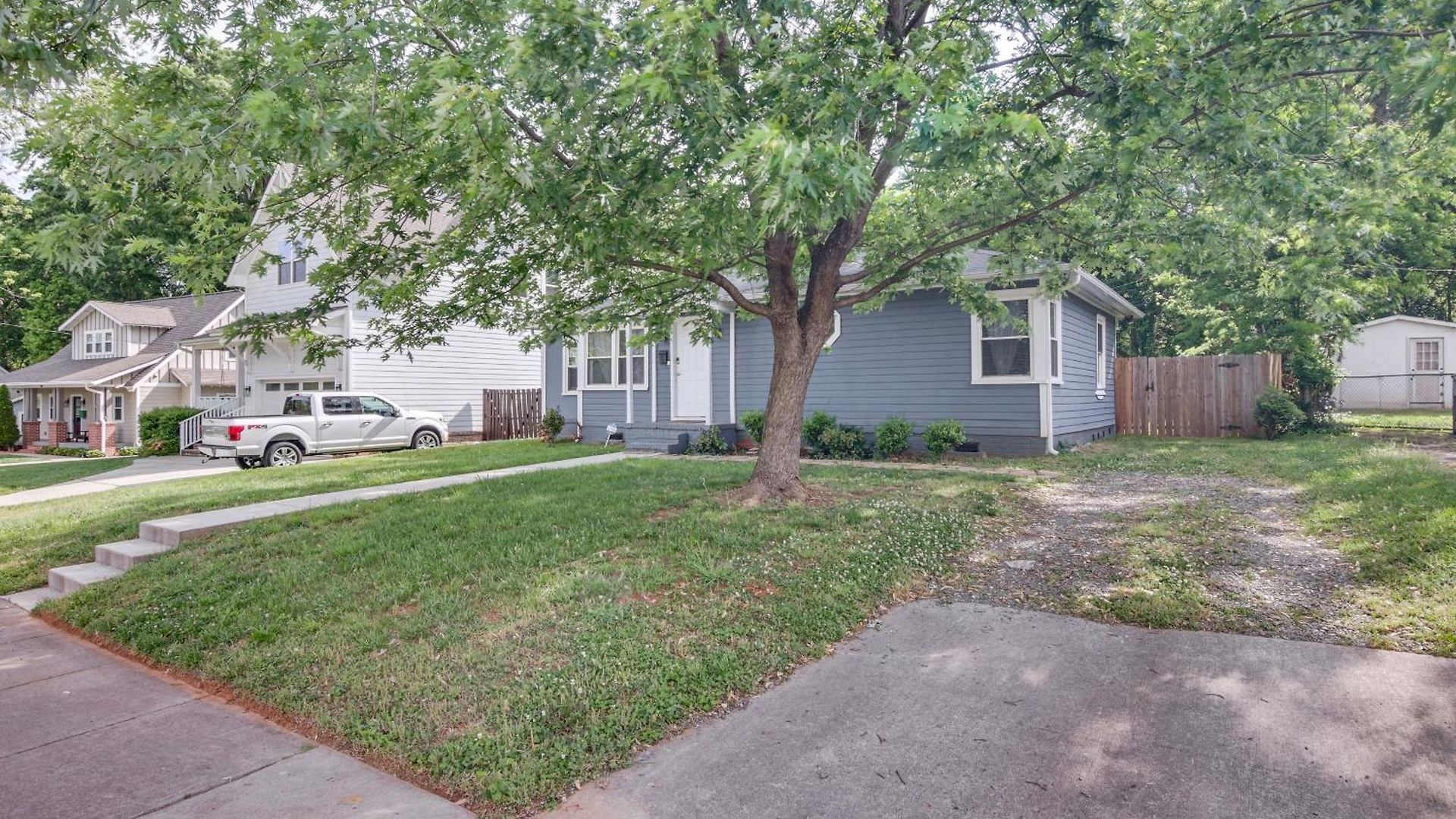 < 2 Mi To Uptown Charlotte: W/ Large Yard! Holiday home