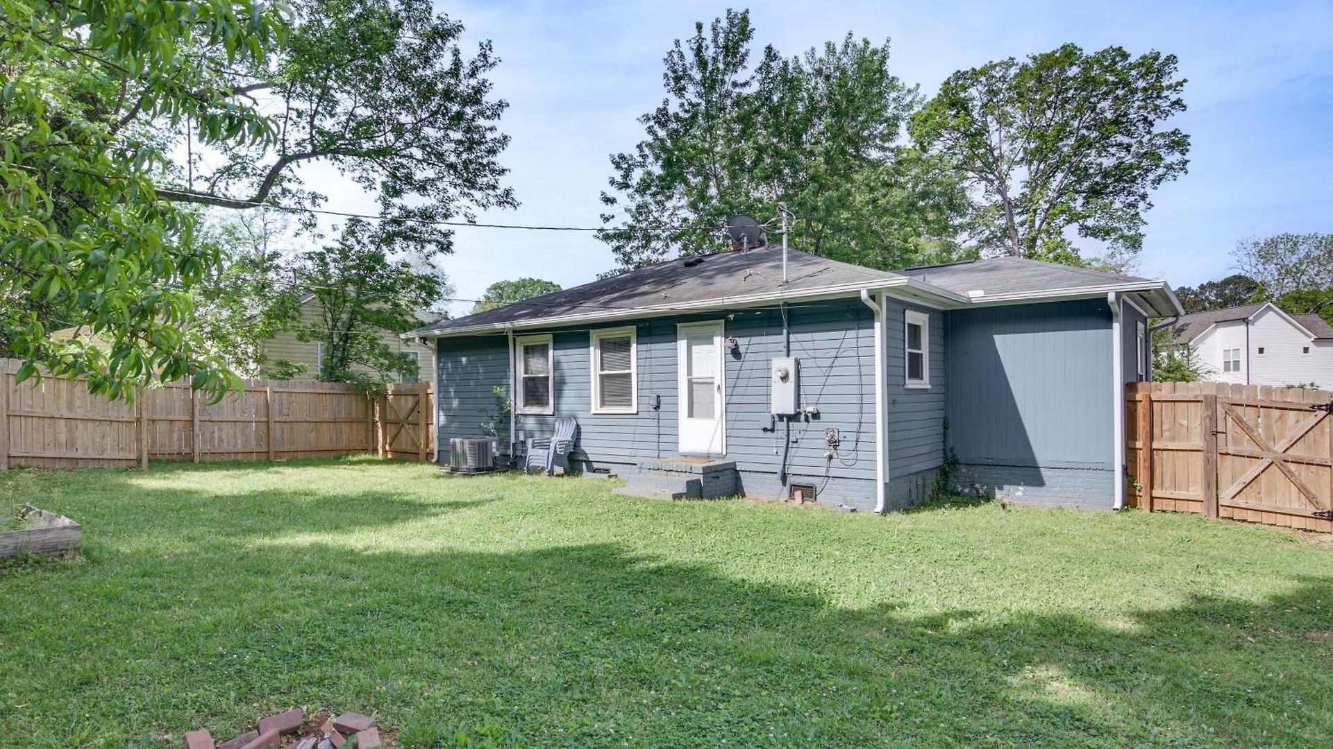< 2 Mi To Uptown Charlotte: W/ Large Yard! Holiday home
