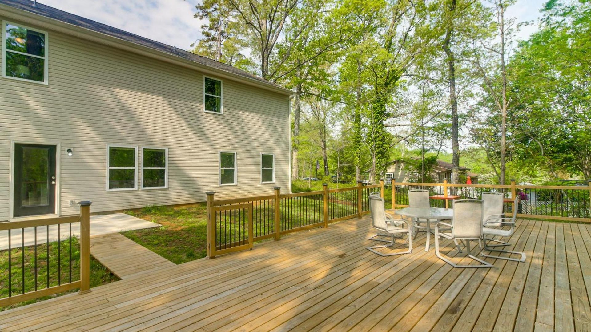 & Play In Charlotte: Family W/ Deck Holiday home Charlotte