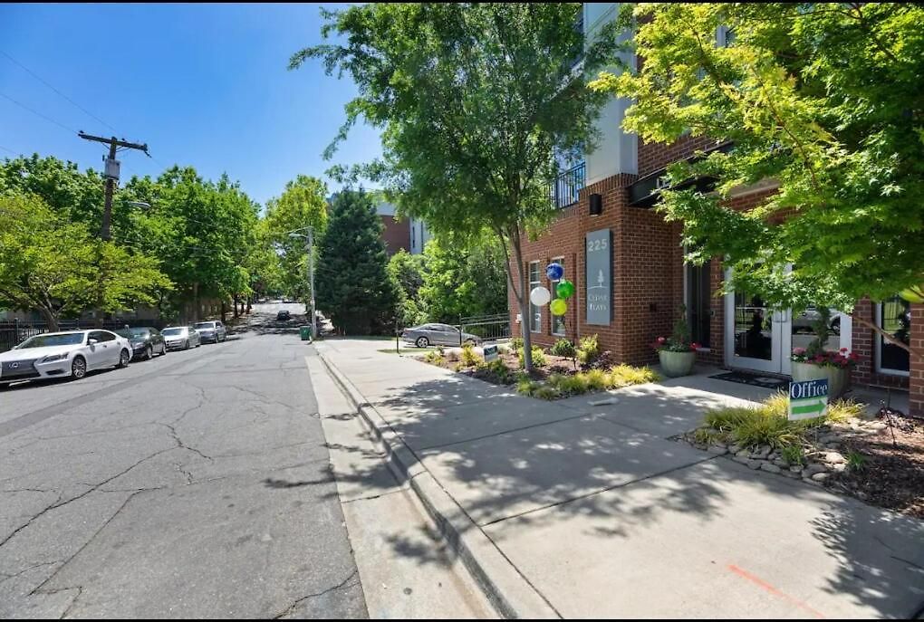 Stylish 1br Uptown