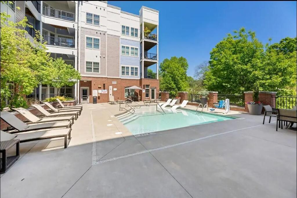 Stylish 1br Uptown Apartment *