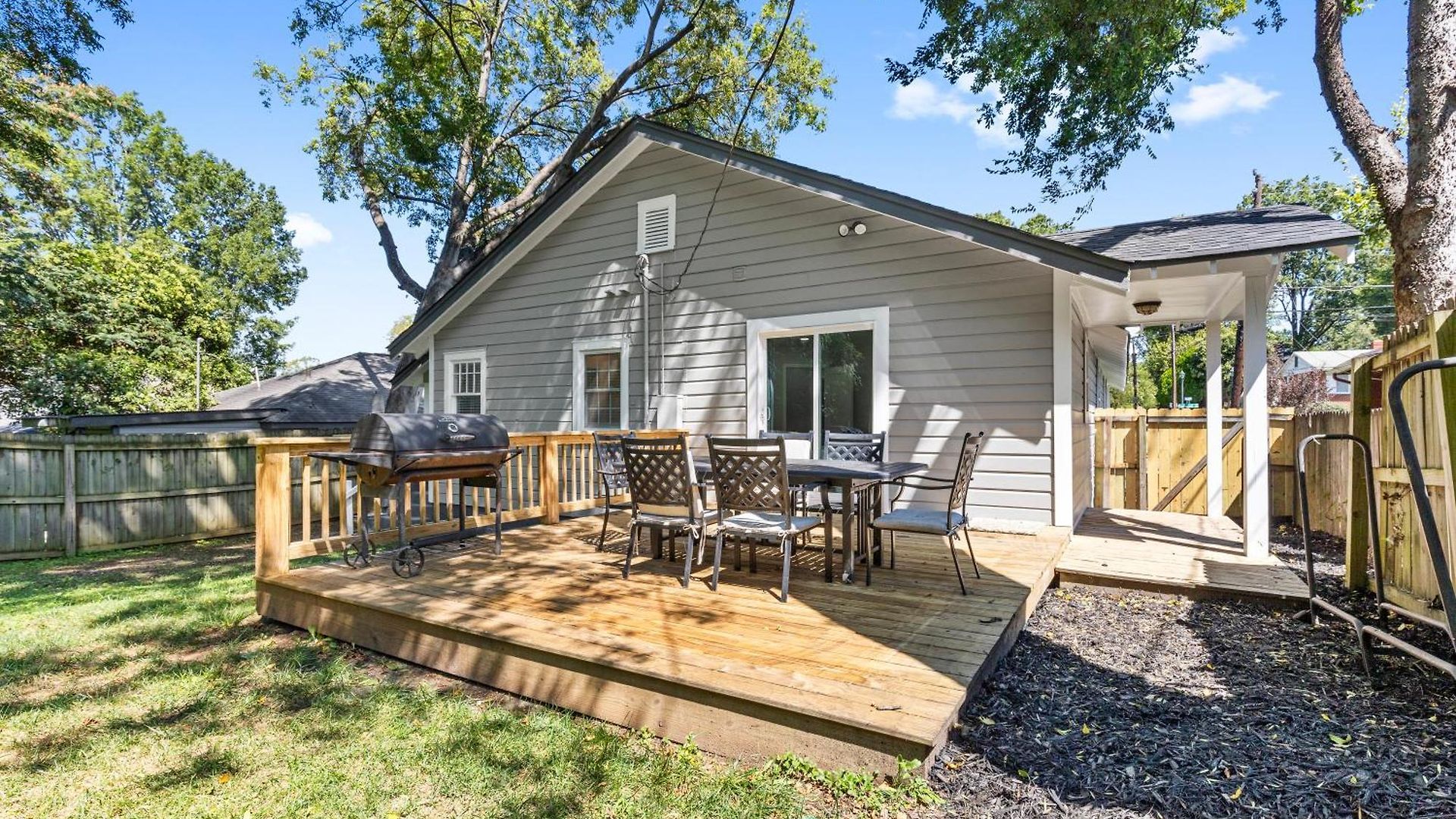Holiday home 4br Bright And Modern - Close To Everything