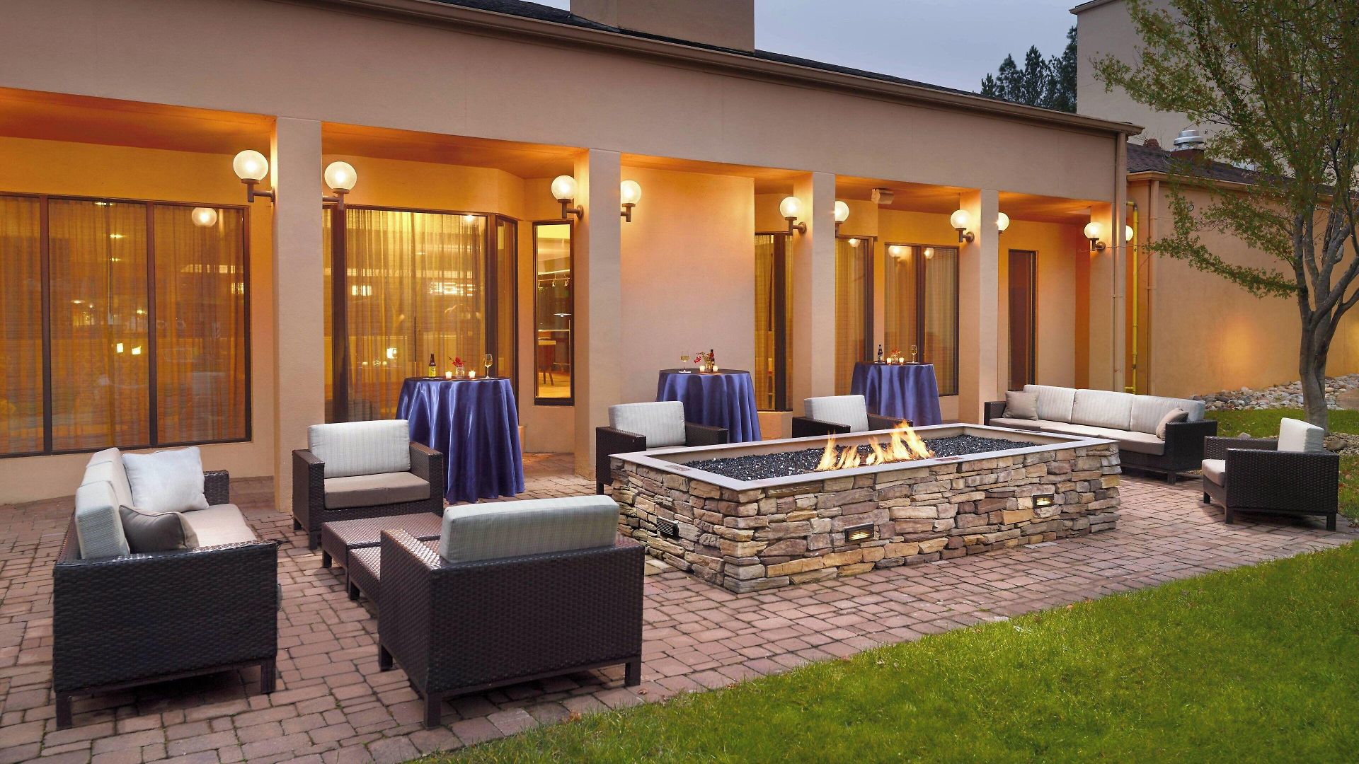 Hotel Courtyard Arrowood
