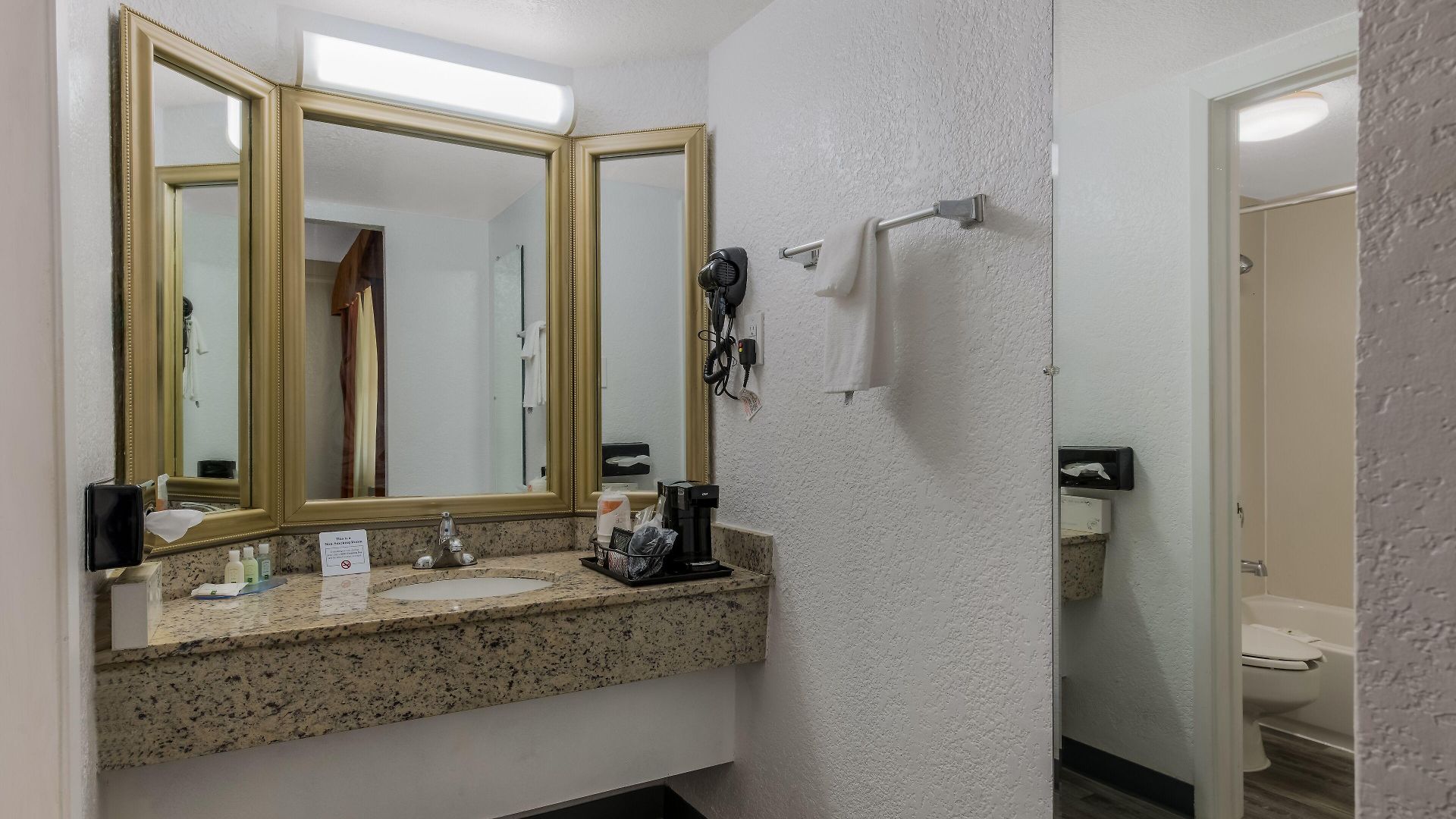 Quality & Airport Hotel 3*